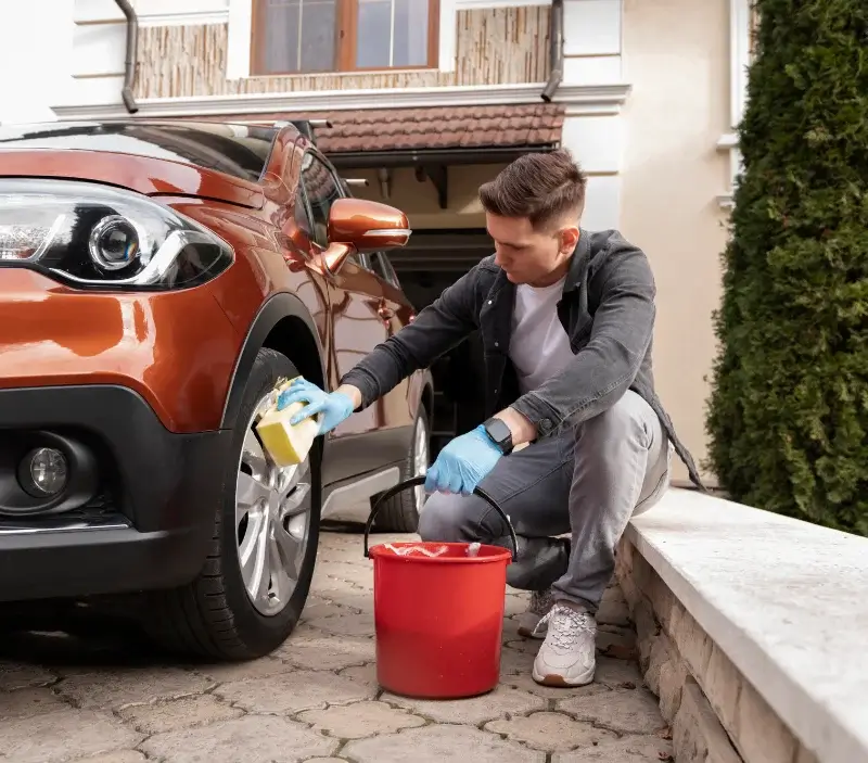 Lavage auto à domicile Lamarque-Pontacq : professionnel intervenant sur un véhicule